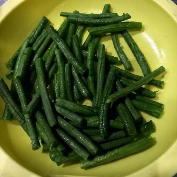 Potong-potong kacang panjang.