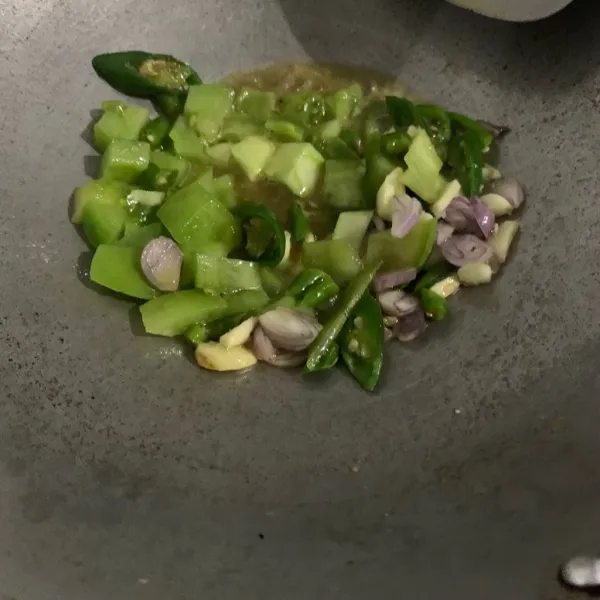 Tumis cabe, tomat, dan bawang sampai layu.