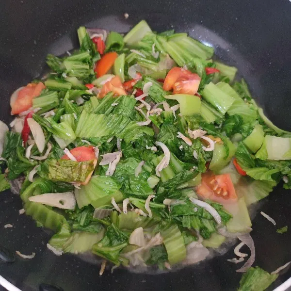 Aduk kembali hingga bumbu tercampur, masak hingga sayur mateng dan sajikan.