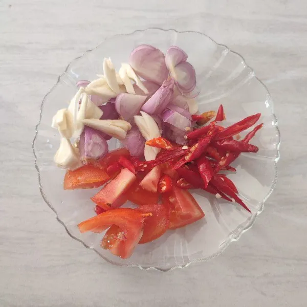 Iris bawang merah, bawang putih, cabe rawit merah, cabe merah keriting. Tomat potong dadu.