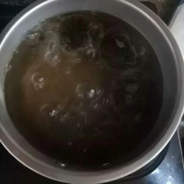 Didihkan air lalu masukkan teh celupnya masak hingga berubah warna, angkat dan dinginkan.