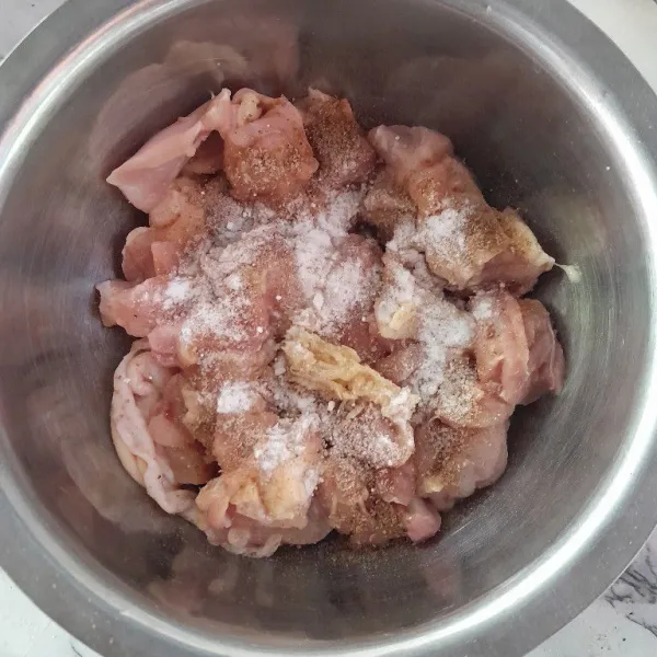 Masukkan semua bumbu marinasi ayam termasuk tepung maizena, diamkan 15 menit.
