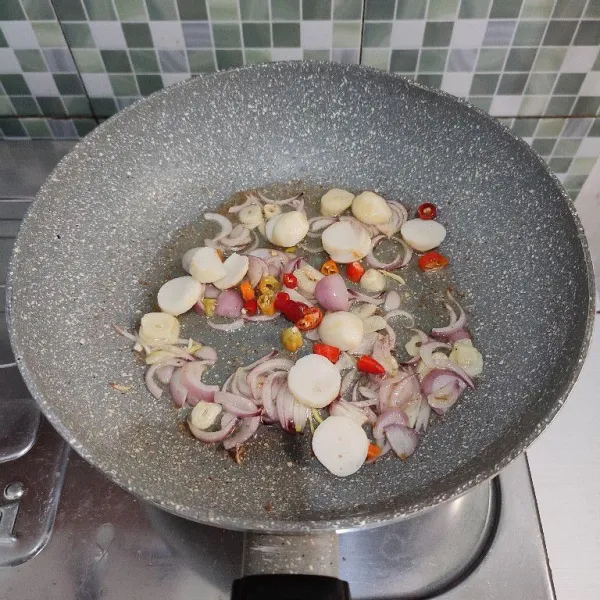 Masukkan cabe dan bakso ikan yang sudah dipotong-potong.