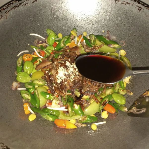 Masukkan ikan asin, kecap, kaldu bubuk dan gula pasir, masak sampai layu saja. Cek rasa. Tambahkan garam jika diperlukan. Matikan api. Note : pemakaian garam tergantung keasinan dari ikan asinnya sendiri.