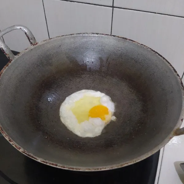 Ceplok telur lalu beri taburan garam. Angkat dan sisihkan.