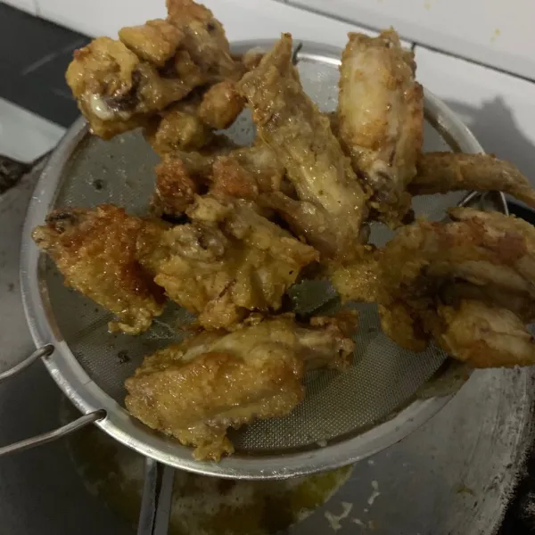 Goreng dalam minyak panas, angkat dan tiriskan.