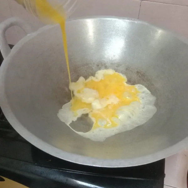 Panaskan minyak, lalu goreng telur yang telah dikocok. Kacaukan dan goreng sampai matang.