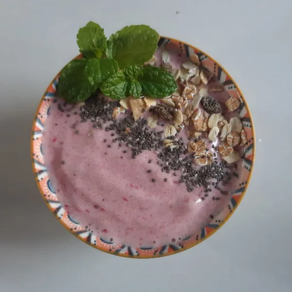 Siapkan mangkok. Masukkan smoothie. Tambahkan topping muesli, chia seed dan daun mint. Sajikan.