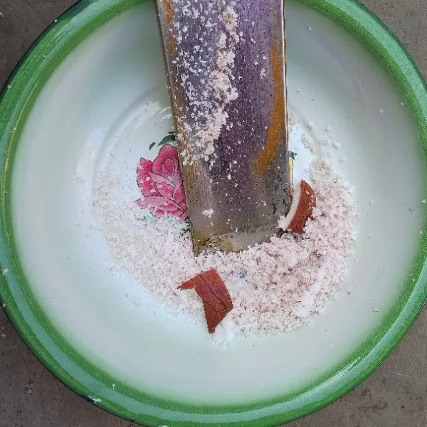 Parut kelapa.