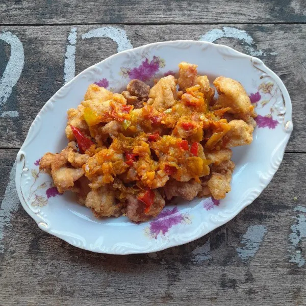 Siram sambal diatas ayam goreng, sajikan hangat.