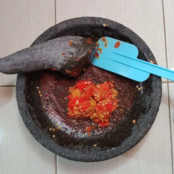 Sembari menunggu jamur matang ,ulek cabe, bawang putih, garam dan penyedap rasa, kemudian ambil sedikit minyak yang panas, kemudian guyur ke atas sambal, aduk rata, cek rasa