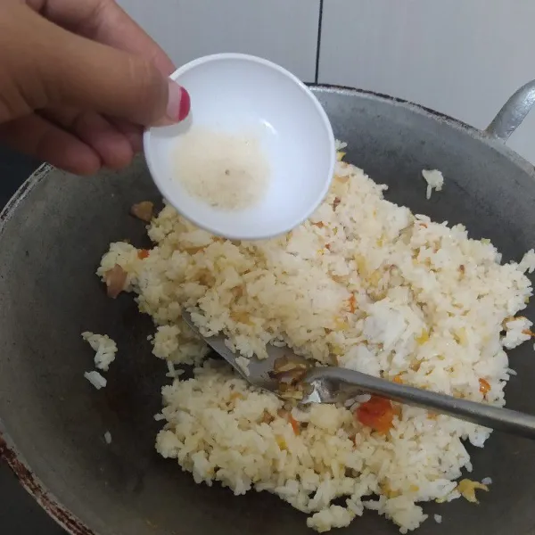 Bumbui dengan garam dan kaldu bubuk atau penyedap rasa, masak hingga tanak. Koreksi rasa lalu sajikan dengan telur ceplok.