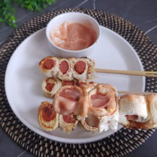 Sajikan sate roti sosis dengan saos. Selamat mencoba.