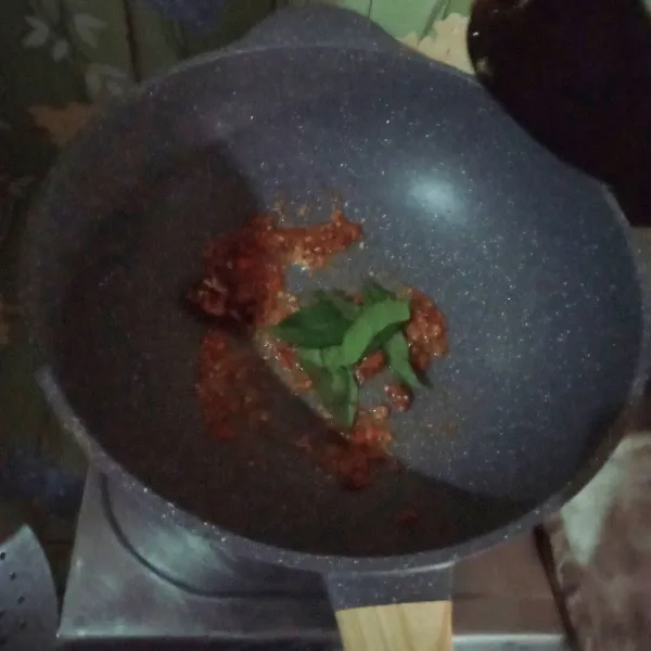 Haluskan bumbu kemudian tumis bersama daun salam dan lengkuas hingga harum.