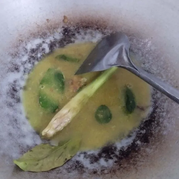 Masukkan lengkuas, daun salam, daun jeruk dan serai. Tuang air setengahnya saja. Aduk dan masak hingga mendidih.