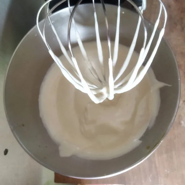 Sementara itu kocok putih telur hingga mulai berbusa, lalu tambahkan CTT, lalu masukkan gula secara bertahap, dan mixer dengan kecepatan tinggi hingga mengembang. Matikan mixer.