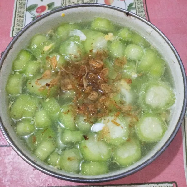 Masak hingga mendidih sebentar. Matikan api. Sajikan dengan taburan bawang goreng.