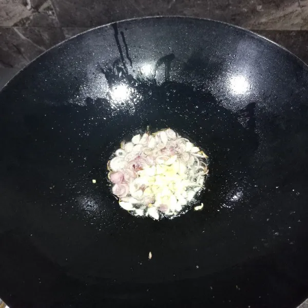 Panaskan minyak, tumis bawang merah, dan bawang putih sampai layu.