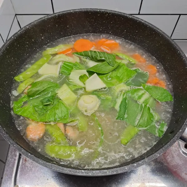 Masukkan pakchoy, bumbui kaldu bubuk dan garam. Aduk rata sambil koreksi rasa sesuai selera. Masak sampai sayur matang. Lalu angkat dan sajikan.