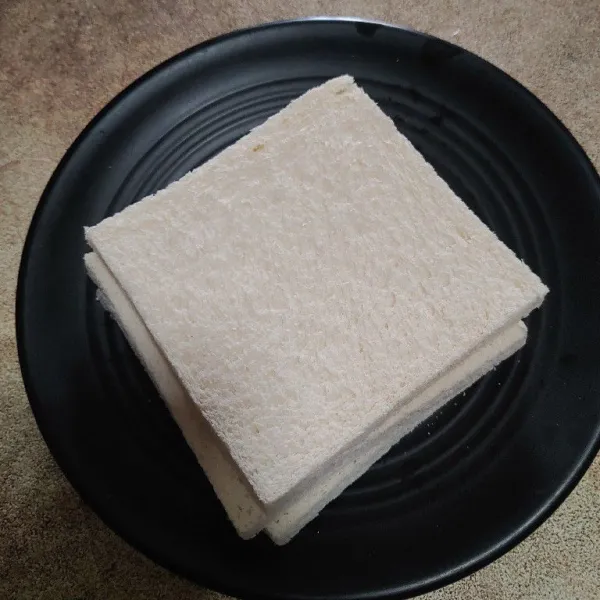Siapkan roti tawar.