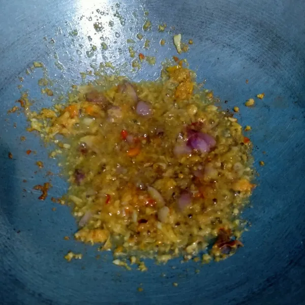 Panaskan minyak, masukkan bumbu halus. Beri garam, gula pasir, dan merica bubuk. tumis hingga harum. Setelah itu, masukkan air, tunggu hingga mendidih.