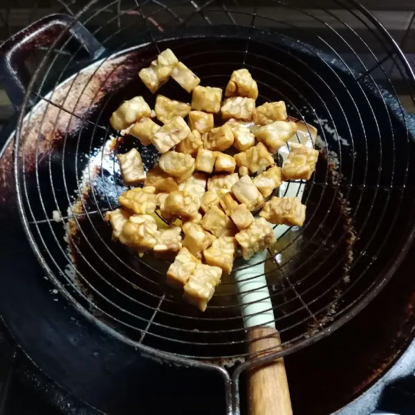 Goreng tempe sampai matang. Angkat dan tiriskan.