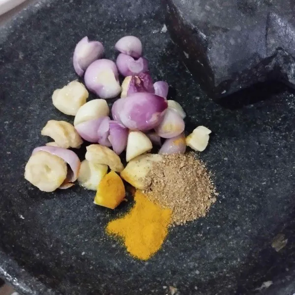 Tumis bawang merah, bawang putih dan kemiri sebentar, lalu haluskan.