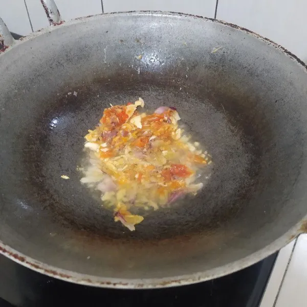 Panaskan minyak dan tumis bumbu hingga harum dan tanak.