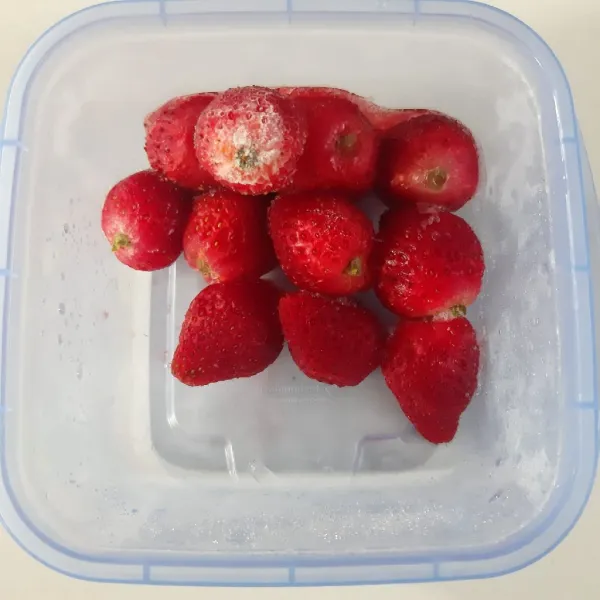 Bersihkan strawberry. Kemudian masukkan ke dalam freezer. Biarkan sampai membeku.