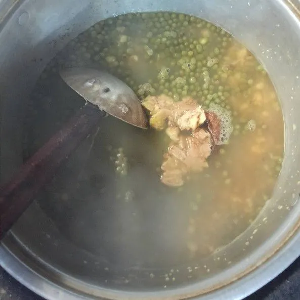 Masukan jahe, gula jawa, dan gula pasir ke dalam rebusan kacang ijo.