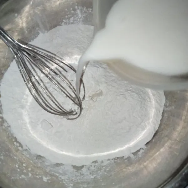 Campurkan tepung sagu, gula, tepung hunkwe, dan tambahkan santan sedikit demi sedikt. Aduk rata. Saring agar tidak bergerindil.
