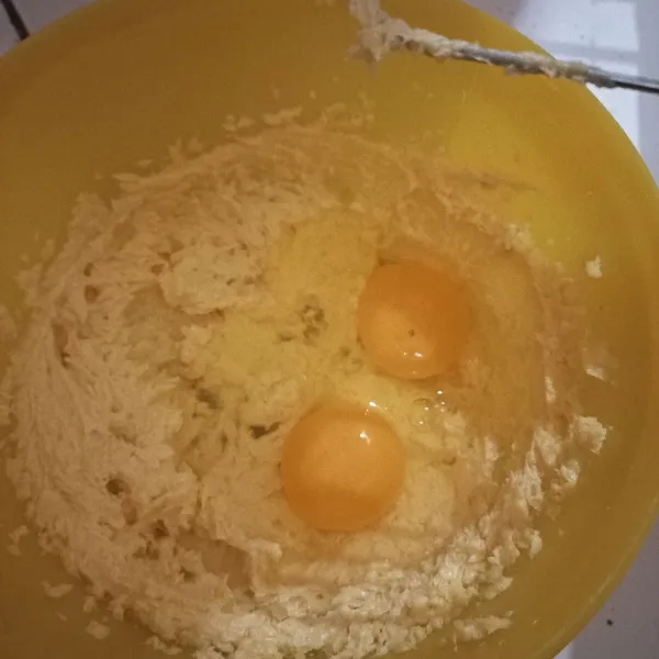 Masukkan telur, aduk lagi hingga rata.