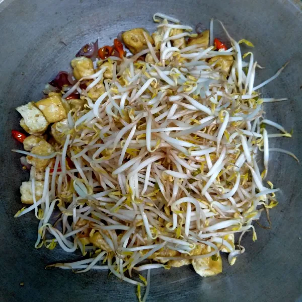 Masukkan tauge.