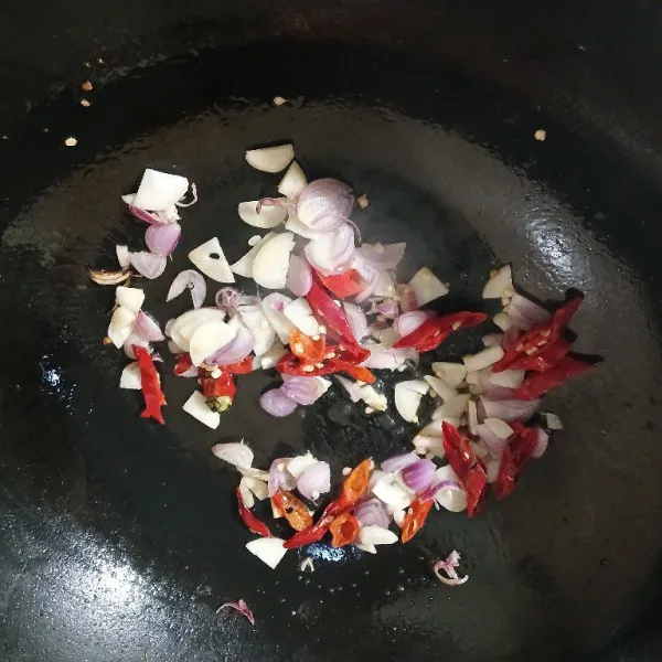 Panaskan sedikit minyak, tumis bawang, dan cabai hingga wangi dan layu.