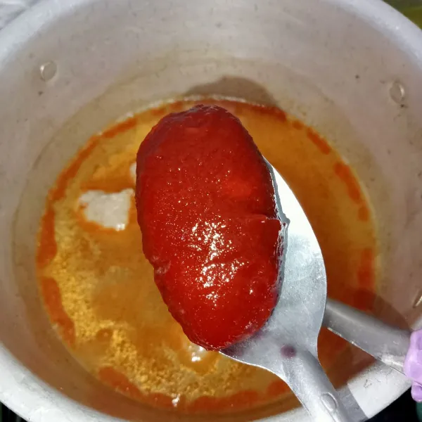Tambahkan gochugaru dan gochujang aduk rata.
