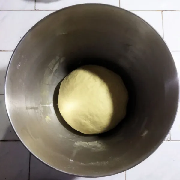 Siapkan wadah, masukkan tepung, ragi, gula, susu, dan telur, uleni hingga setengah kalis. Setelah itu masukkan margarin dan garam, uleni lagi hingga kalis. Setelah kalis diamkan selama 15 menit.