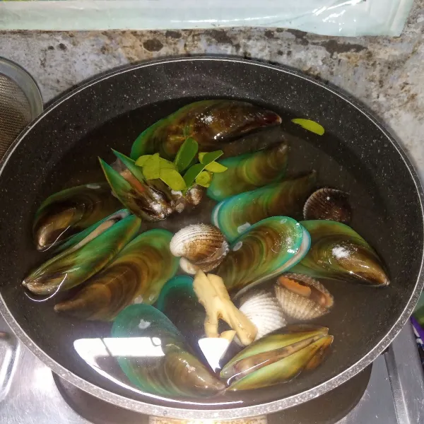 Rebus kerang bersama 3 lembar daun jeruk dan jahe sampai matang. Sisihkan.