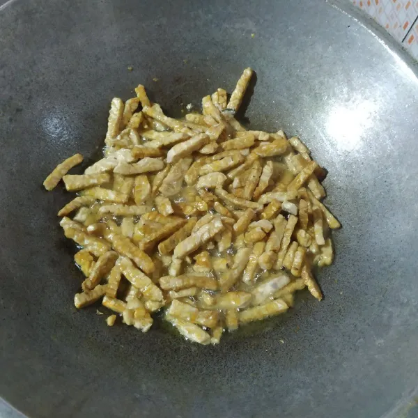 Goreng sampai kecoklatan tapi tidak terlalu kering, lalu angkat dan tiriskan minyaknya.