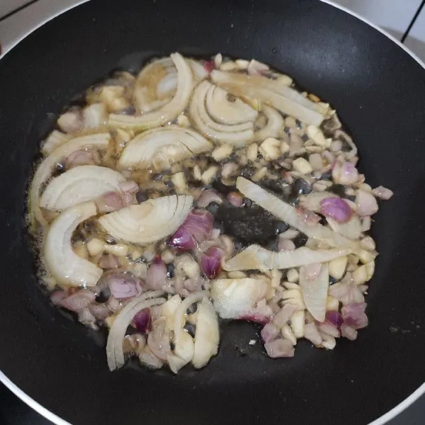 Panaskan minyak goreng, tumis bawang merah, bawang putih, dan bawang bombai hingga layu.