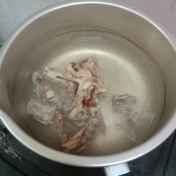 Rebus tulang ayam selama minimal 15 menit hingga mengeluarkan kaldu. Sisihkan.