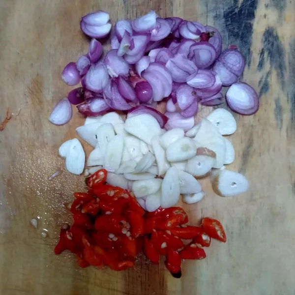 Siapkan bumbu iris.