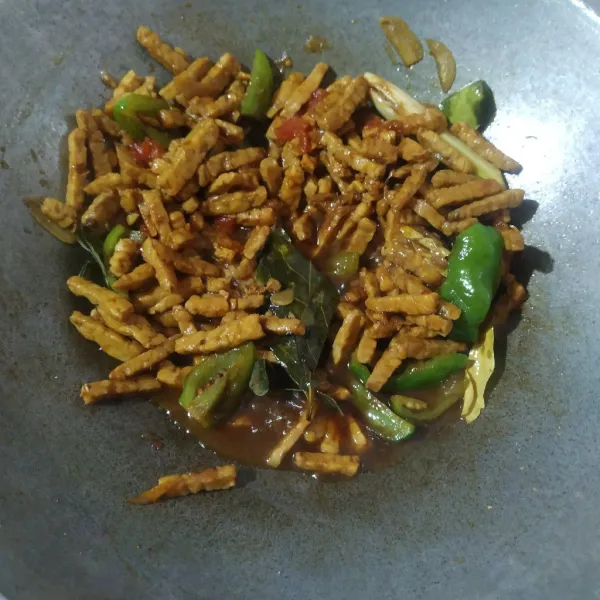 Bumbui garam, gula, kaldu bubuk, dan kecap manis, tuang air secukupnya, aduk rata dan koreksi rasanya. Masak sampai kuahnya menyusut dan bumbu meresap.