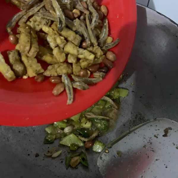 Masukkan tempe goreng, teri, dan kacang.