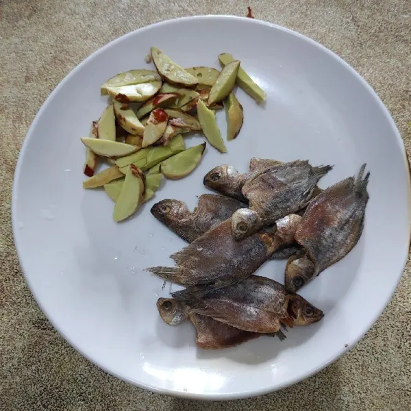 Siapkan ikan asin sepat dan jengkol yang sudah di iris-iris.