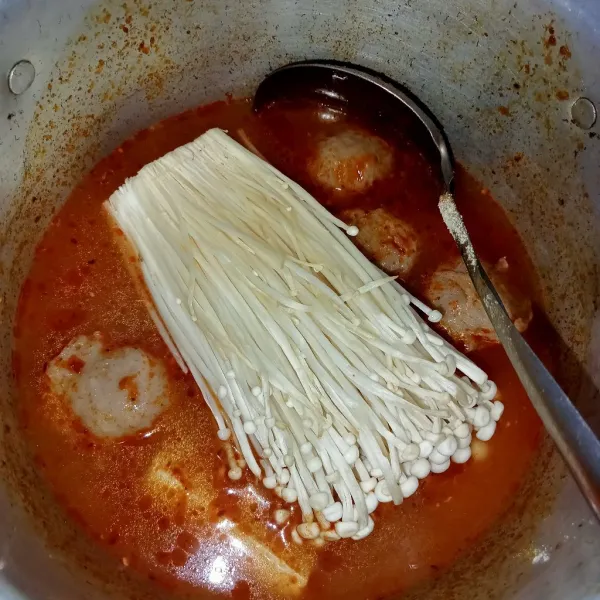Masukkan jamur enoki, masak hingga jamur matang, matikan api.