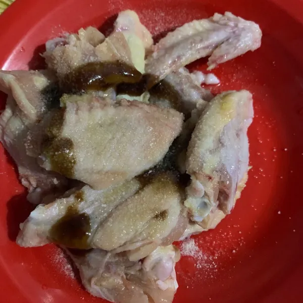 Marinasi ayam dengan saus tiram, kaldu jamur, garam, dan bawang putih bubuk. tunggu selama 15 menit.