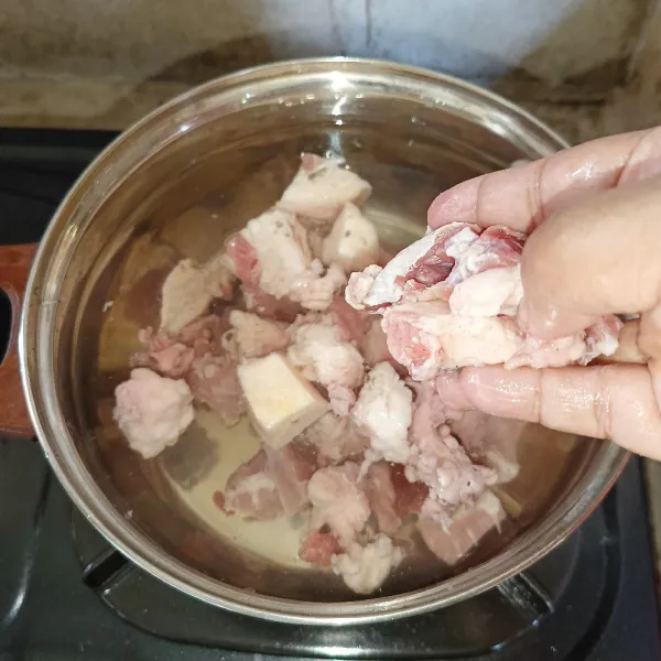 Rebus daging sapi dan air, buang bisa dan kotorannya bila sudah mendidih.