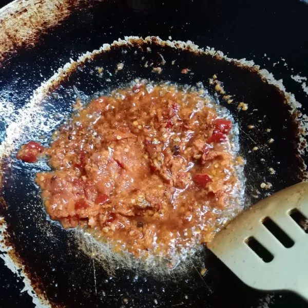 Panaskan minyak goreng, tumis bumbu halus dan terasi sampai harum dan matang. Beri sedikit air, bumbui dengan garam dan kaldu bubuk.