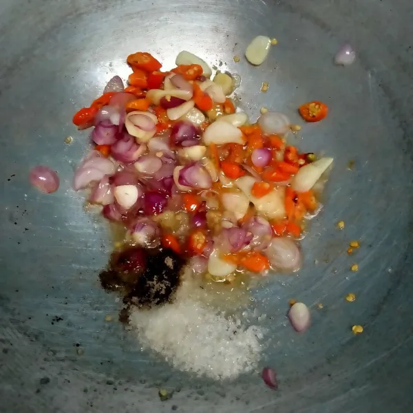 Panaskan minyak tumis bumbu iris beri garam, gula pasir, merica bubuk hingga harum.