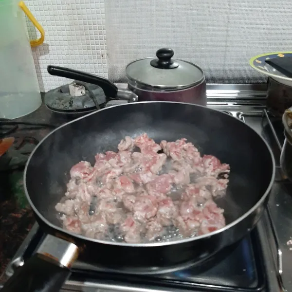 Oseng daging tanpa minyak, daging akan mengeluarkan air tunggu hingga seluruh daging berubah warna dan air menguap.